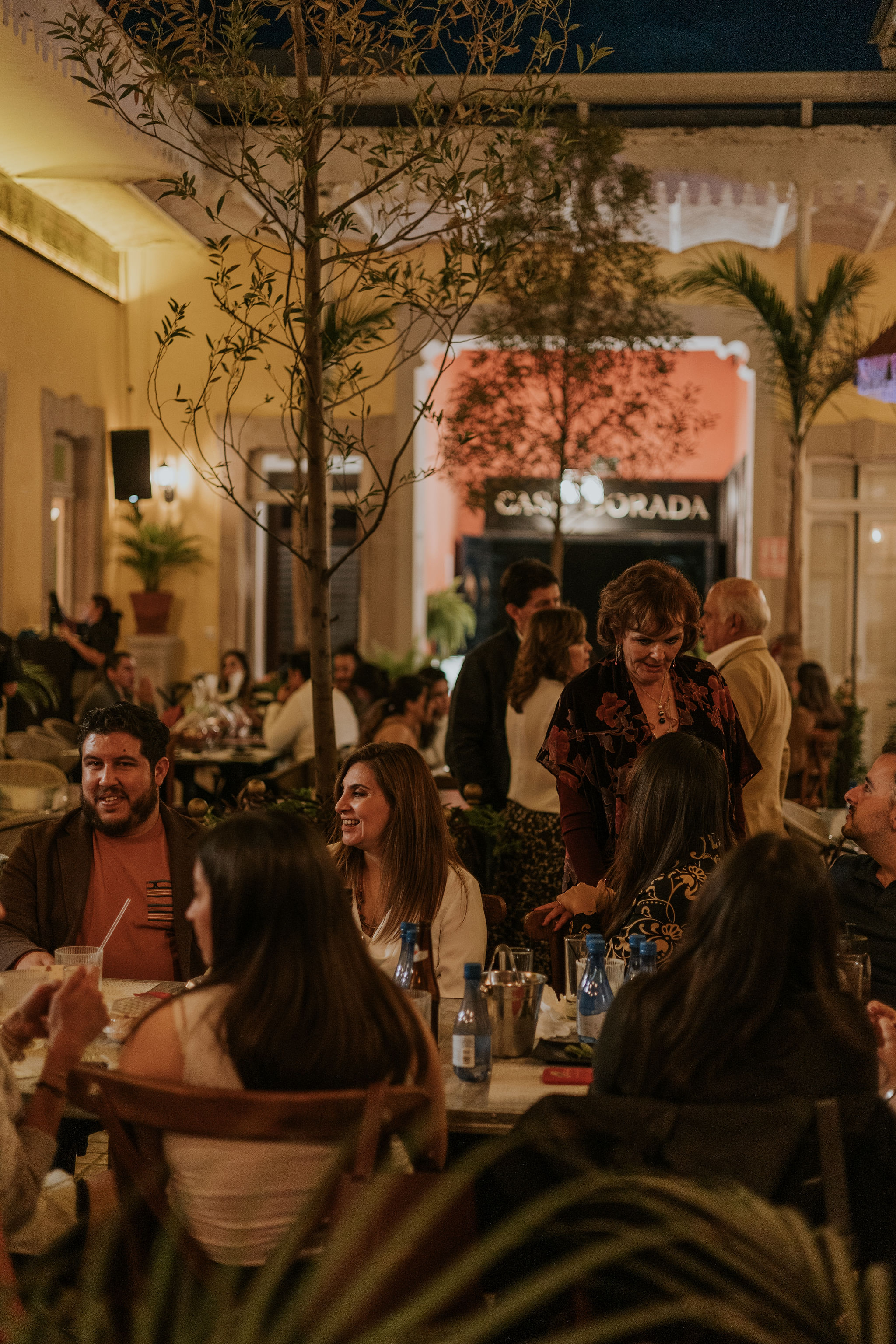 Una noche entre amigos en el patio de Casa Pizco