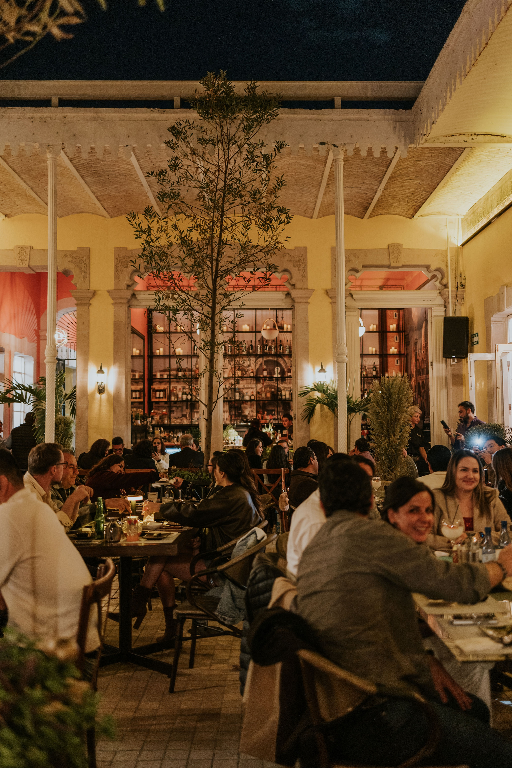 El patio de Casa Pizco iluminado por la noche